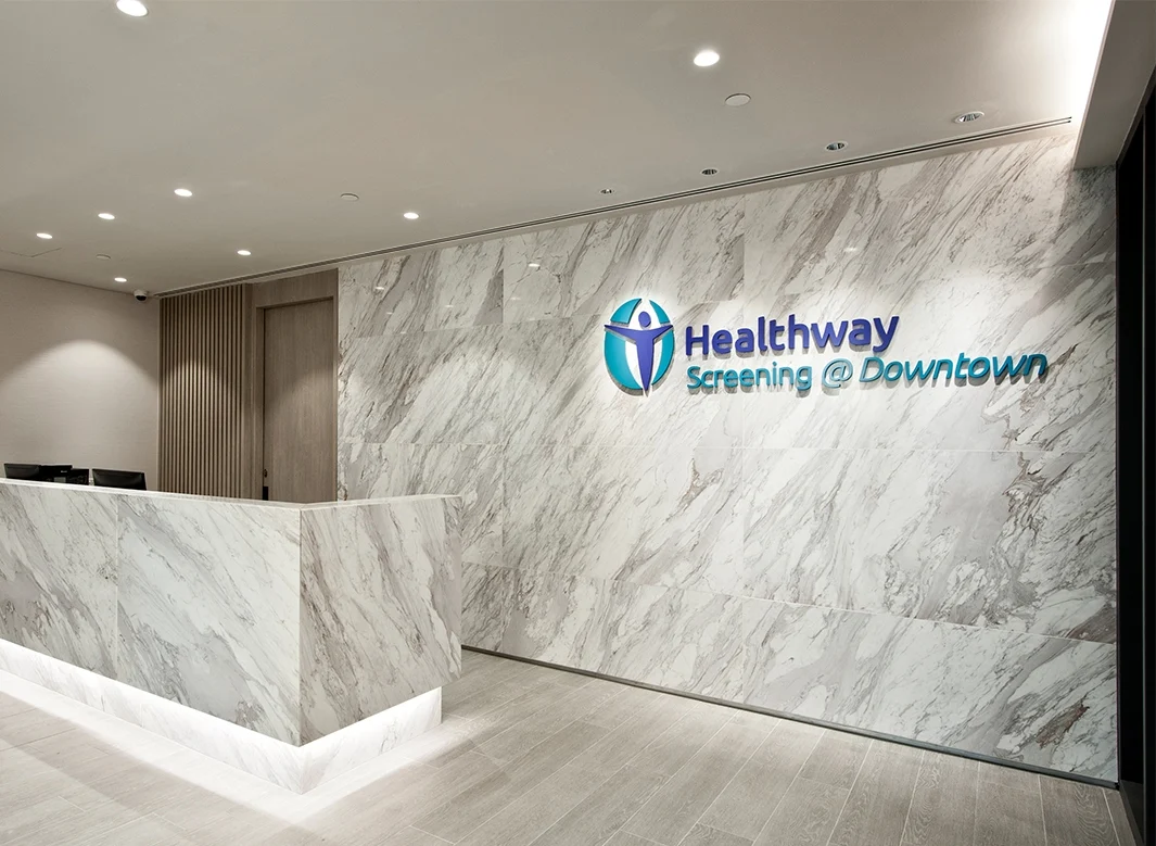 Resepsionis Healthway OUE Downtown; bukan cabang Centrepoint.