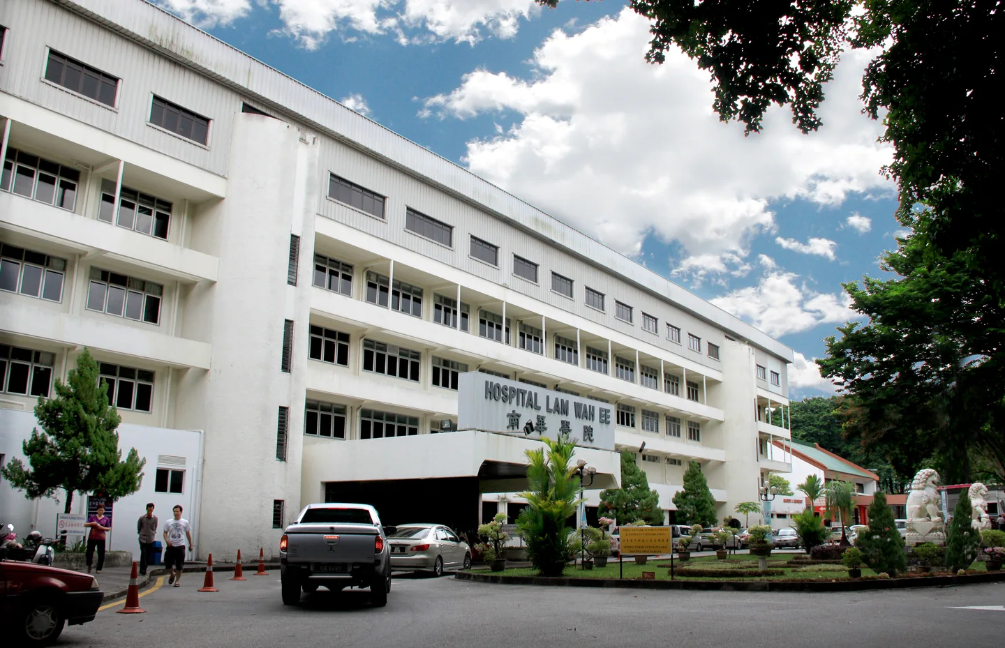 Gedung Hospital Lam Wah Ee, Penang. Foto rumah sakit secara umum, bukan foto khusus unit pemeriksaan kesehatan.