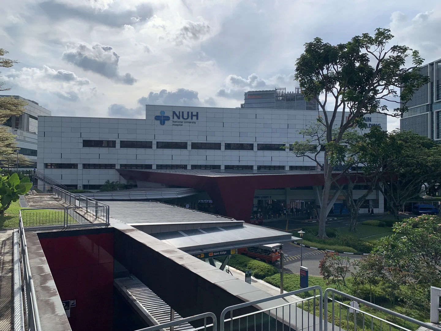 Gedung utama kampus NUH; bukan foto khusus ruang Wellness Centre.