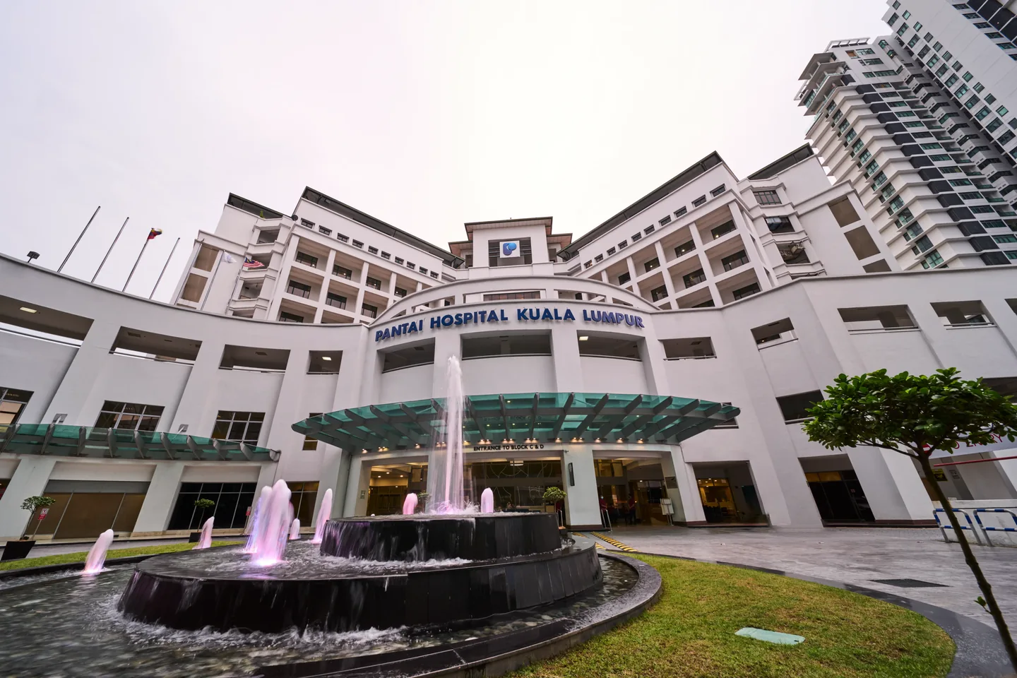 Gedung Pantai Hospital Kuala Lumpur. Foto rumah sakit secara umum, bukan foto khusus unit pemeriksaan kesehatan.